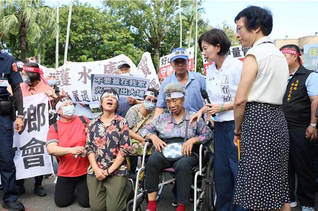 上個月嘉義大埔鄉民眾，不滿光電業者案場離住家太近，有熱反射問題，發起抗議。經濟部從善如流，將修法要求案場需距民宅一定距離。(立委王育敏提供)