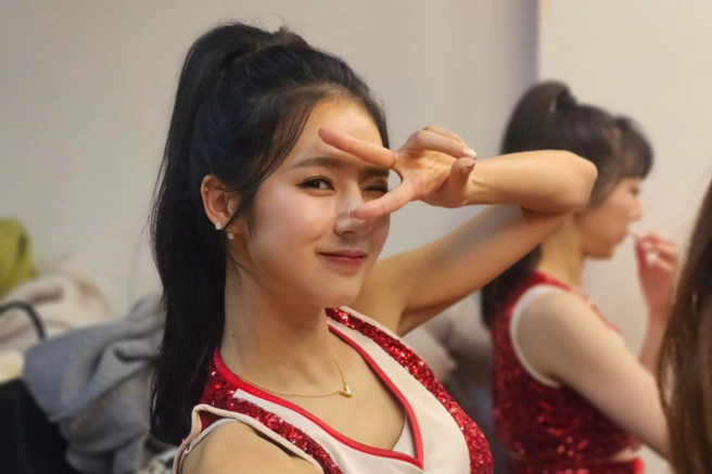 传奇性啦啦队长朴骐良出现在台湾。（图／翻摄自mong2_mom IG）
