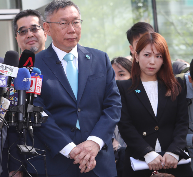 白營立院黨團主任陳智菡(右)是民眾黨主席柯文哲(左)的重要核心幕僚之一。（示意圖／資料照／鄭任南攝）