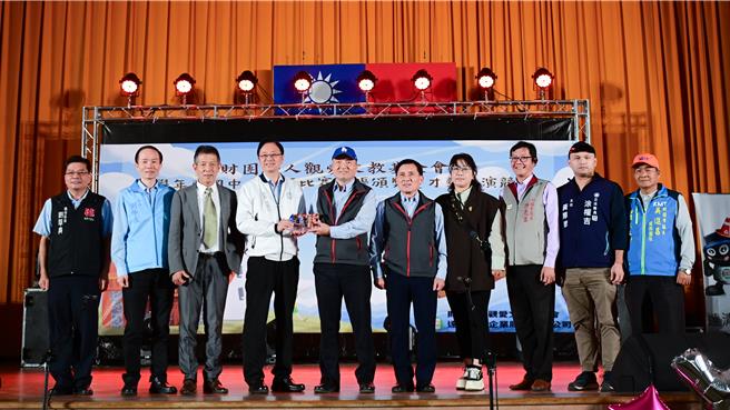 财团法人观爱文教基金会于19日办理，113年度国中小比赛绩优颁奖暨才艺表演竞赛，除颁发112学年度各高国中小学校及师生，参加各项比赛奖励金合计高达15万。（桃园市政府提供／廖姮玥桃园传真）