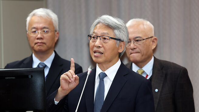 中央研究院院長廖俊智（中）於立法院接受質詢時表示，台灣不能放棄任何減碳機會，不應排除核電。圖／本報資料照片