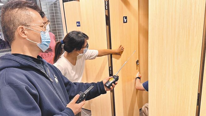 台北市警局近來頻傳員警在辦公室廁所裝針孔偷拍，警察局長李西河下令，19日晚間10時前，全面完成反偷拍檢測，維護員警與民眾隱私安全。圖為警方示範反針孔檢測。（警方提供／胡欣男台北傳真）