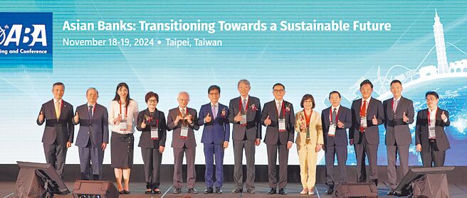 第40届ABA会员大会暨研讨会18日于臺北开幕，逾250位来自全球各国金融领袖齐聚臺北，图为经济部长郭智辉（中）、金管会主委彭金隆 （左六）、 ABA会长暨中国信托金控副董事长吴一揆（右六）。（ABA提供）