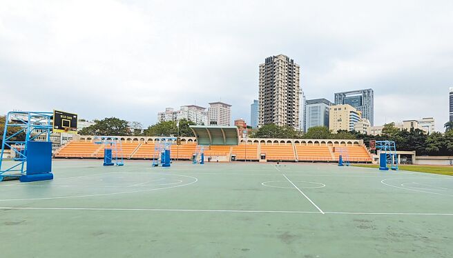 板橋第2運動場規畫改建為「新北小巨蛋」，12日甄審結果出爐，唯一投標廠商「台灣人壽保險股份有限公司」綜合評分未達評審標準，因此不予選出最優申請人。體育局將檢討招商文件，最快年底、明年初2度招商。（新北市體育局提供／陳慰慈新北傳真）