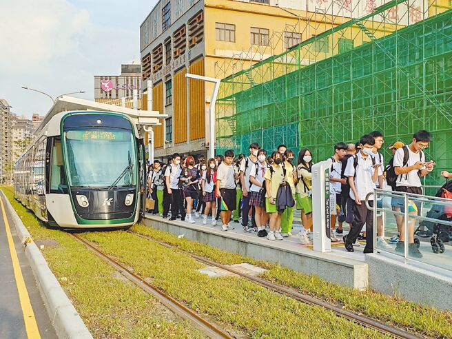 高雄輕軌今年1至10月提前達成1000萬人次目標，已成市民重要通勤工具，不過民眾、民代仍希望列車採購到位，縮減班距滿足需求。（任義宇攝）