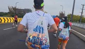 傻眼！陸情侶跑馬拉松狂掃20公斤補給品  高調喊：明年再來進貨