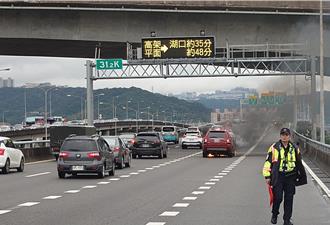 國1五楊高架火燒車！駕駛急逃生 車流回堵5公里