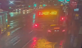 台北車站前賓士失控追撞公車！現場巨響嚇壞乘客 肇事駕駛受傷