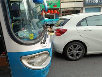 彰化公車追撞小客車！尖峰時段塞爆 上課學生急call家長接送