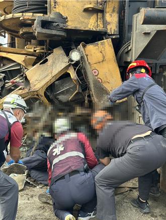 高雄港碼頭吊車翻覆    司機急跳車慘遭重壓身亡