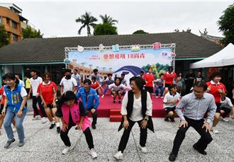 彰化逾9千名高三生成年禮 王惠美帶領學子大跳「18蹲」