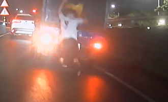 外国男「发财车斗吊挂」猛打车顶 摔路中险遭辗 网傻眼：当成龙吗？