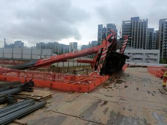 頭重腳輕！吊車翻覆駕駛跳車被壓受困 消防搶救送醫不治