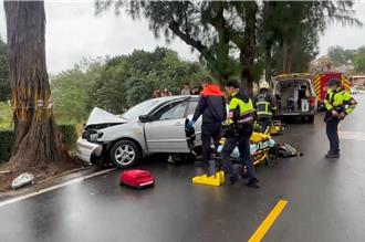 天雨路滑自撞路樹　金門女駕駛滿臉鮮血一度受困
