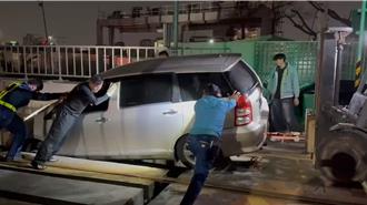 女車主誤闖高雄輕軌 路況不熟害輪胎卡軌道