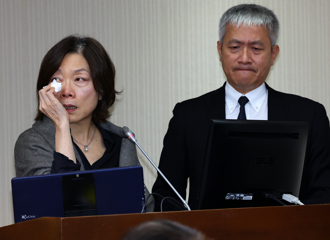 追封遭霸凌輕生員工勞動獎章  賴士葆轟何佩珊：假慈悲、真護航