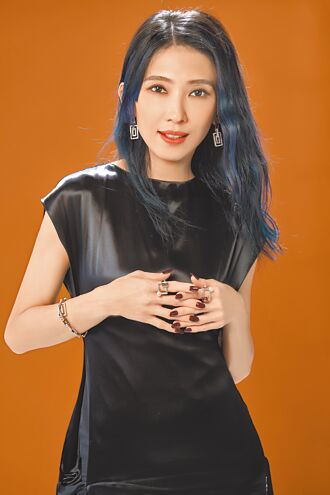 戴佩妮戴TASAKI 展現歌后氣場