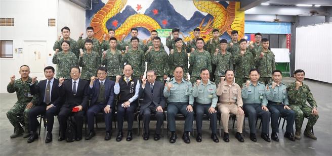 李棟樑率敬軍團前往陸軍蘭指部，慰問官兵戰訓辛勞。（記者黃迪明攝）