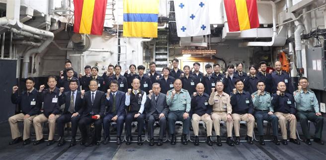 敬軍團與基隆軍艦官兵合影留念，感謝時刻堅守崗位。（記者黃迪明攝）