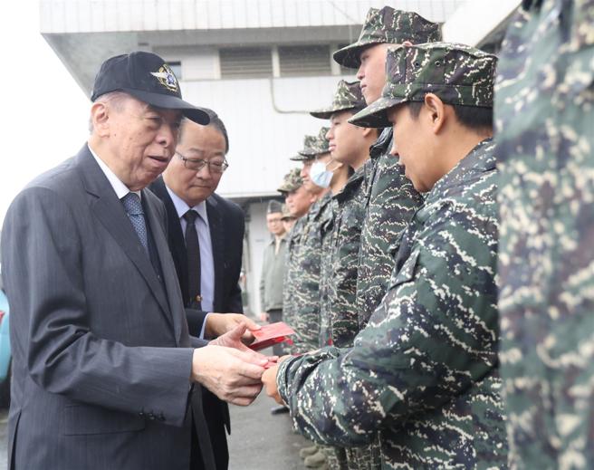 李棟樑特別前往哨所，向執勤官兵獻上關懷，展現高度親和力。（記者黃迪明攝）