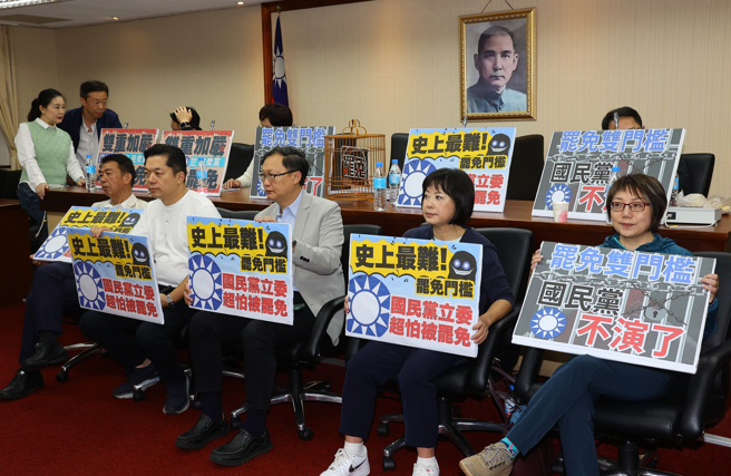 民进党立委们一进入会议室后，就先占据主席台，拿标语表达诉求。（刘宗龙摄）