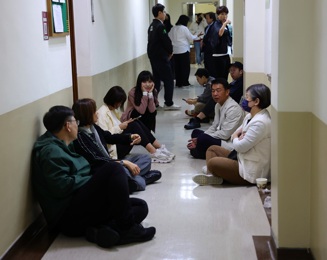 图为民进党立委们一早就到会议室门口外排队，等待进场。（刘宗龙摄）