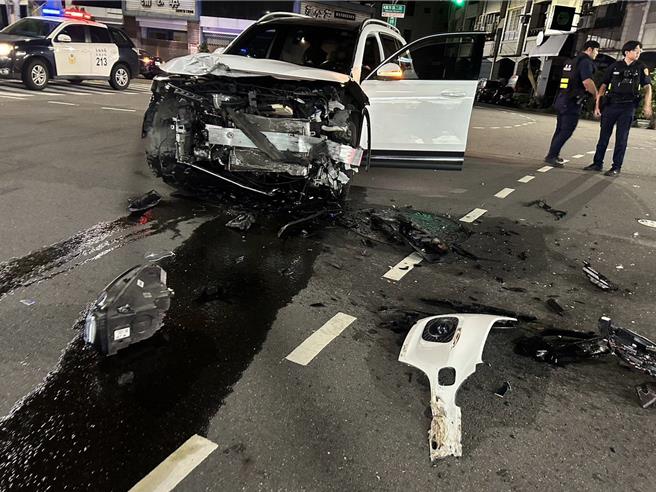 员林市万年路二段与林森路口，昨（19）日深夜发生2车路口碰撞事故，车头受损严重，再撞击路旁4车，酿6车事故。（民眾提供／叶静美彰化传真）