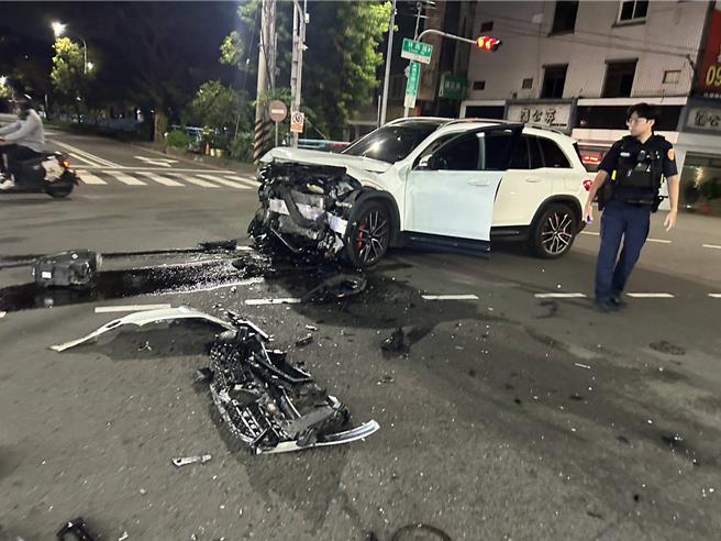 员林市万年路二段与林森路口，昨（19）日深夜发生2车路口碰撞事故，车头受损严重，再撞击路旁4车，酿6车事故。（民眾提供／叶静美彰化传真）