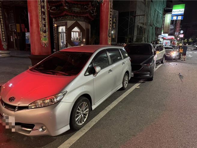 员林市万年路二段与林森路口，昨（19）日深夜发生2车路口碰撞事故，车头受损严重，再撞击路旁4车，酿6车事故。（民眾提供／叶静美彰化传真）