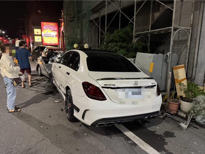 员林市万年路二段与林森路口，昨（19）日深夜发生2车路口碰撞事故，车头受损严重，再撞击路旁4车，酿6车事故。（民眾提供／叶静美彰化传真）