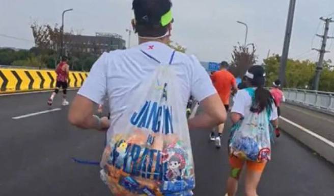 大陸一對情侶跑拉松橫掃20公斤補給品，事後還炫耀拍短片表示「明年還要來進貨」。（翻攝自微博）