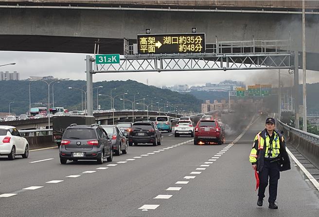 国道1号五杨高架桥今天上午发生火烧车意外。（警方提供）