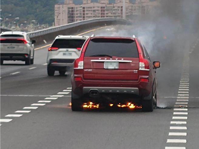 邓男驾驶的车辆行经五杨高架31.2公里五股路段时起火燃烧。（警方提供）