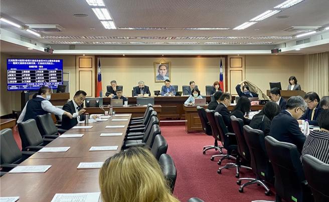 立法院交通委员会20日邀交通部长陈世凯、民航局、桃园机场公司、中华航空及桃园航勤就「如何强化遭遇显着危害天气现象之飞航安全与人力配置暨如何落实地面勤务之安全规范」专题报告。（蔡明亘摄）