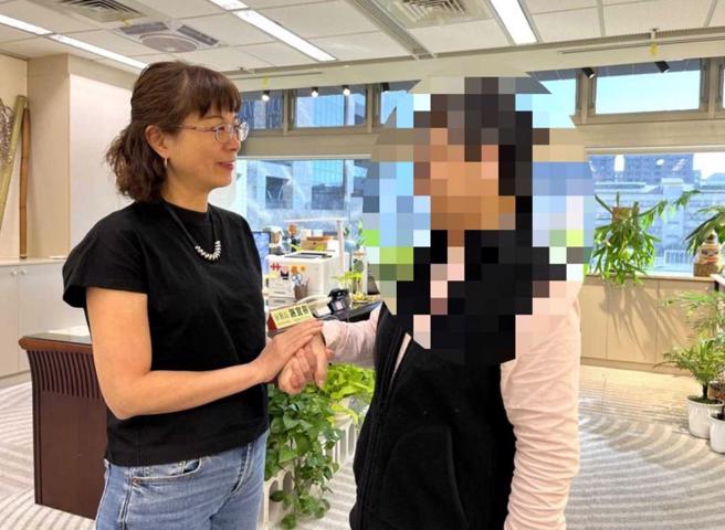 謝宜容（左）不只被員工相繼爆料職場霸凌，還遭指私用公款宴客、裝軌道燈大量種植栽。（圖／民眾提供） 
