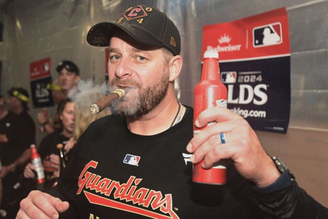 2024年守護者總教練沃特。（美聯社資料照）吸菸、飲酒過量有礙健康，禁止酒駕