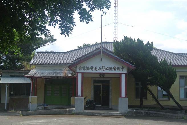 「旧中广花莲电台」前身为「花莲港放送局」，建造迄今已有80年；图为2020年6月还未展开修復时的样貌。（本报资料照片）