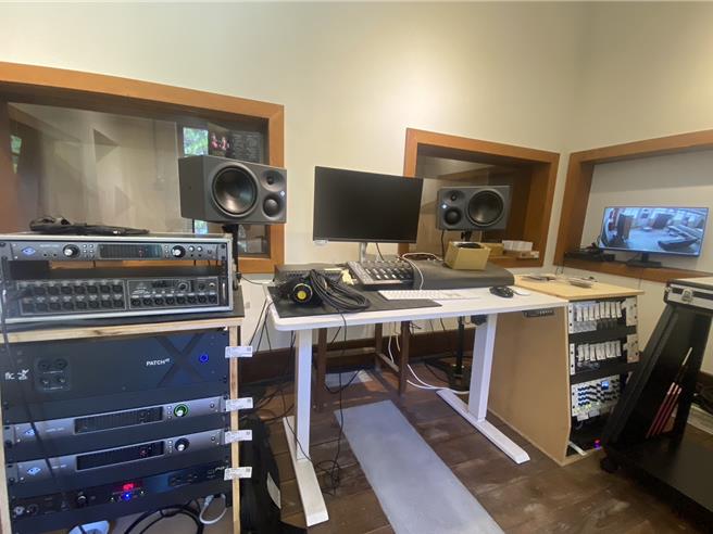  花莲县文化局利用近4年时间修復活化「旧中广花莲电台」，并在内部空间增设录音场域，希望提供在地音乐创作者和艺术家优质的音乐录制环境。（花莲县文化局提供／罗亦晽花莲传真） 