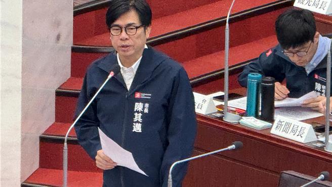 針對大林蒲遷村案，高雄市長陳其邁今（20）日指出，目前中央正展開環評作業及內政部都市計劃變更等程序，快一點的話，1年內完成相關作業，接著馬上啟動拆遷補償程序。（柯宗緯攝）