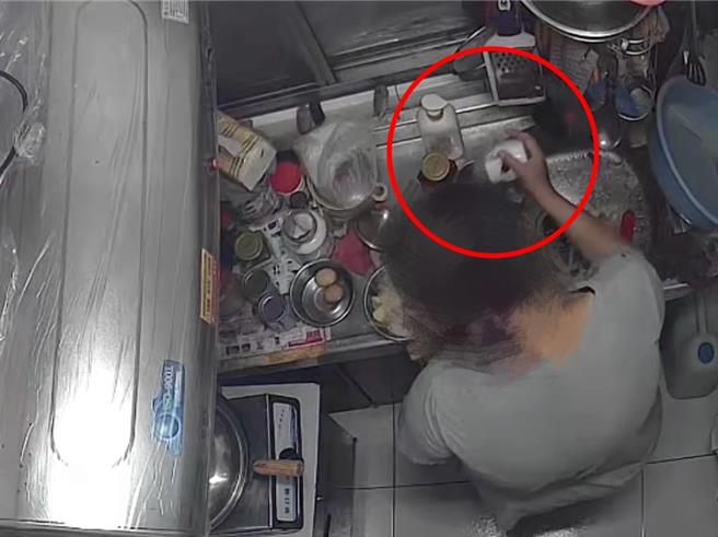 郑妇调阅监视器，发现居服员误将碱粉倒进水杯清洗水果，导致她误饮用才肠胃不适。（翻摄画面／纪爰高雄传真）