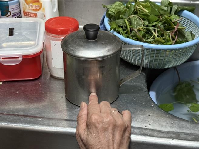 郑妇指出，她平常会用钢杯装饮用水、盐巴洗水果、碱粉洗蔬菜；不过，高市卫生局经查，郑妇平常也会在喝水的钢杯内泡盐巴，让居服员洗水果。（纪爰摄）
