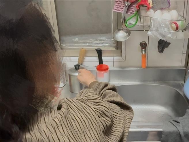 高雄1名郑姓妇人指出，今年6月某长照机构居服员到府服务时，误将碱粉放进她的水杯。（纪爰摄）