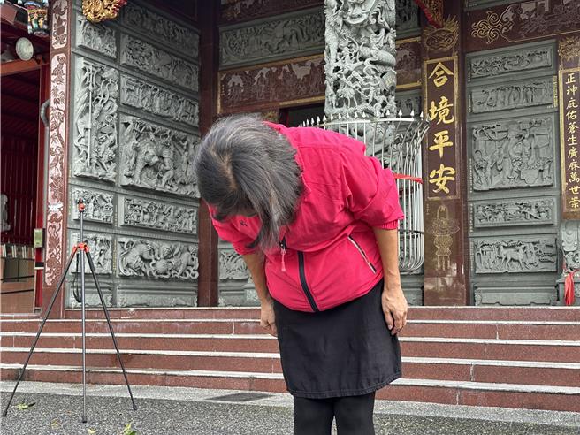 幼兒園吳姓園長出面道歉，說明教保員不當拉扯幼童事件經過，也已自請處分。（王志偉攝）