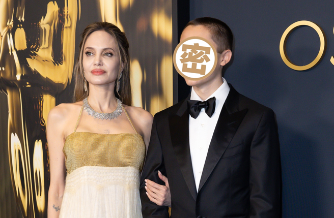 裘莉带儿子诺克斯现身。（图／达志影像）