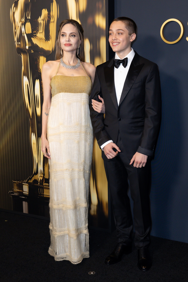 裘莉、诺克斯出席第15届奥斯卡荣誉奖主席奖。（图／达志影像）