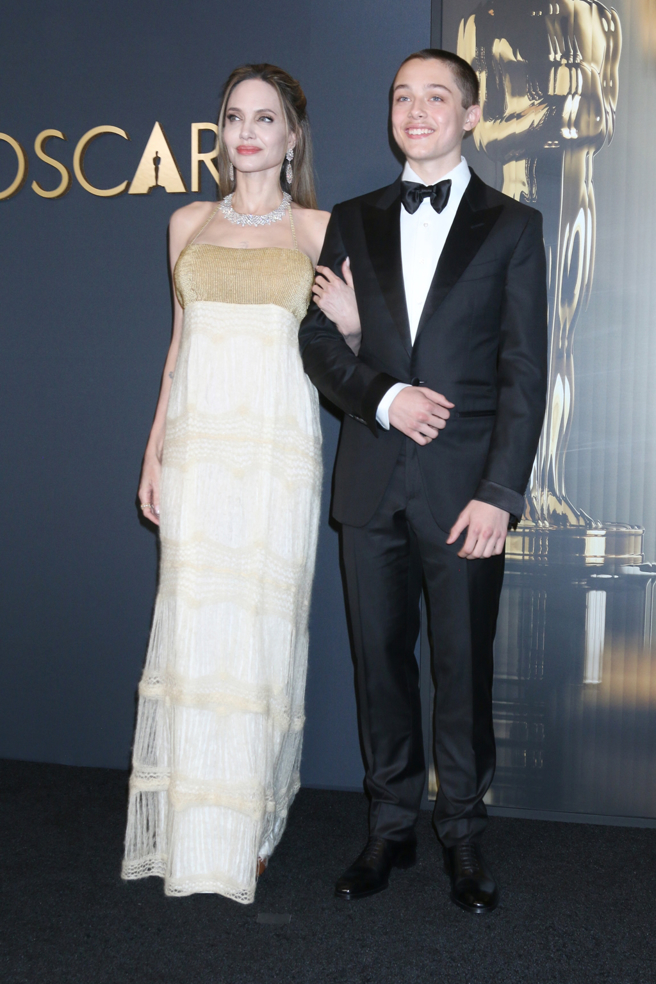 裘莉与儿子诺克斯出席公开活动。（图／达志影像）