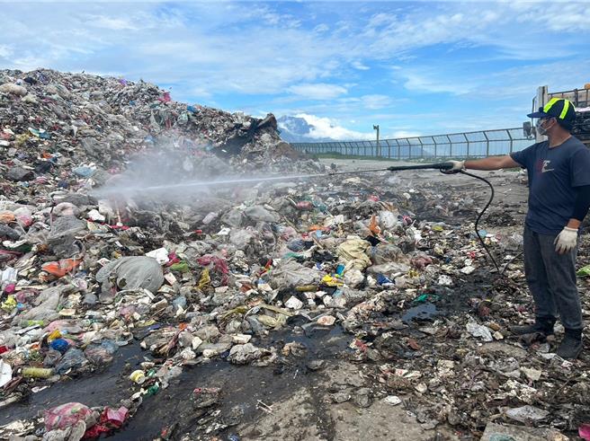 为防散发臭味，花莲市清洁队每天喷洒除臭剂。（花莲市公所提供／王志伟花莲传真）
