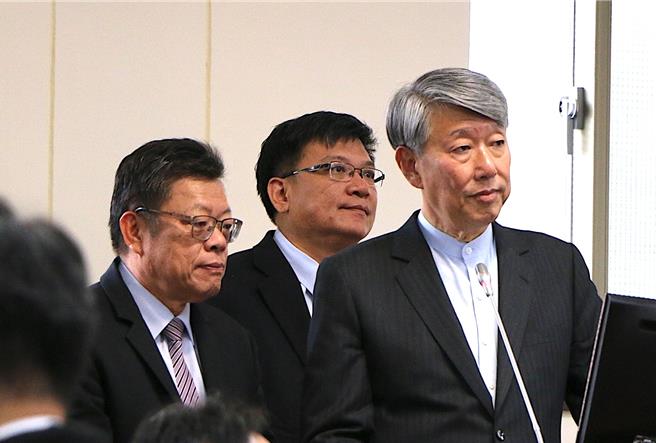 立委邱议莹20日在立法院经委会，质询经济部长郭智辉（右）、台电董事长曾文生（中）官邸是否更换节能家电。（图／柳名耕摄）