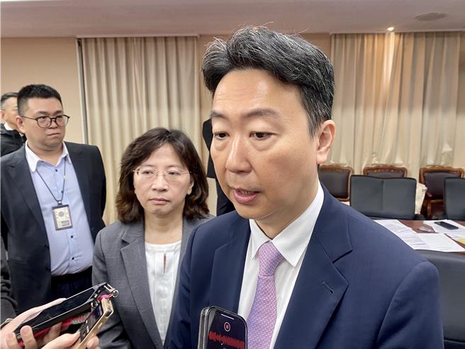 交通部长陈世凯、民航局长何淑萍20日出席立法院交通委员会，于中间休息时间受访。（蔡明亘摄）