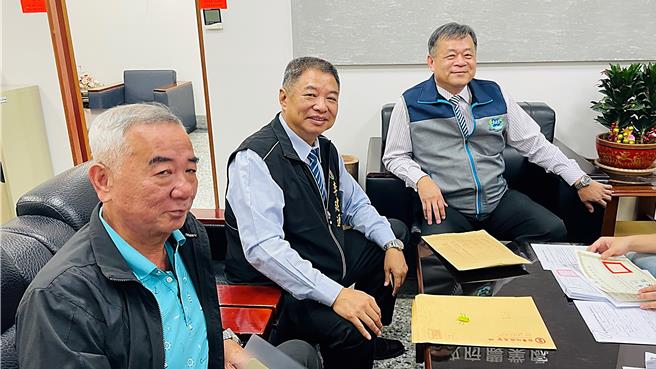 台東縣農會總幹事戴振東（左）、台東地區農會總幹事李建通（中）、東河鄉農會總幹事廖博民（右）連袂前往台東縣政府農業處登記參選。（蕭嘉蕙攝）